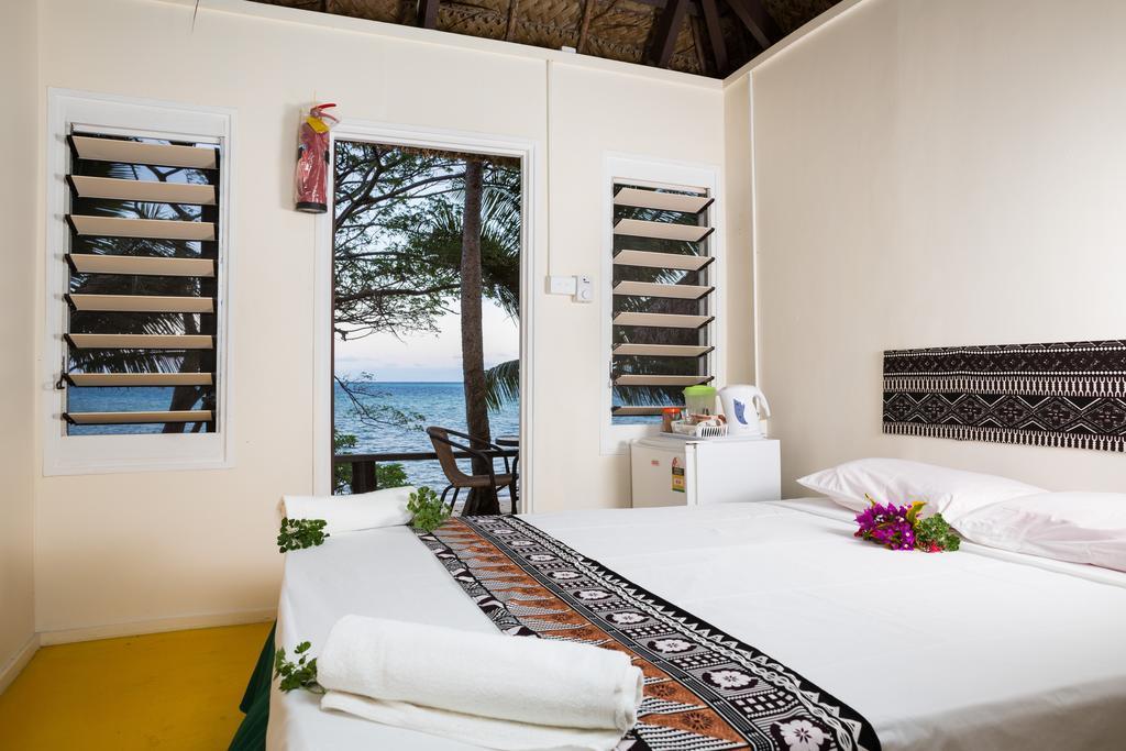 Funky Fish Beach & Surf Resort Solevu Exterior photo